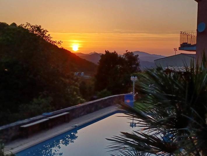 Location de vacances pour 8 personnes, avec jardin ainsi que piscine et vue, animaux acceptés à Oletta