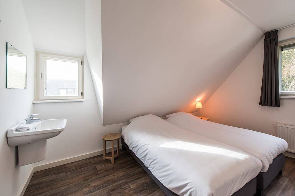 Moderne villa met jacuzzi. Dorp Hollum, bos en strand op loopafstand. in Hollum, Nederlandse waddeneilanden