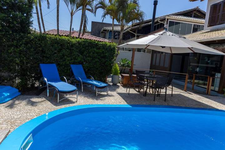 Casas e apartamentos de temporada para 8 pessoas, com piscina e jacuzzi e ainda jardim, com animais de estimação em Capivari