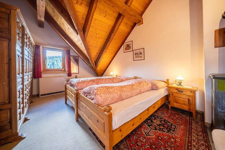 Ganze Wohnung, Chasa Rosa 3: 3.5-Zimmerwohnung im idyllischen und sonnenverwöhnten Bergdorf Vnà in Vnà, Valsot