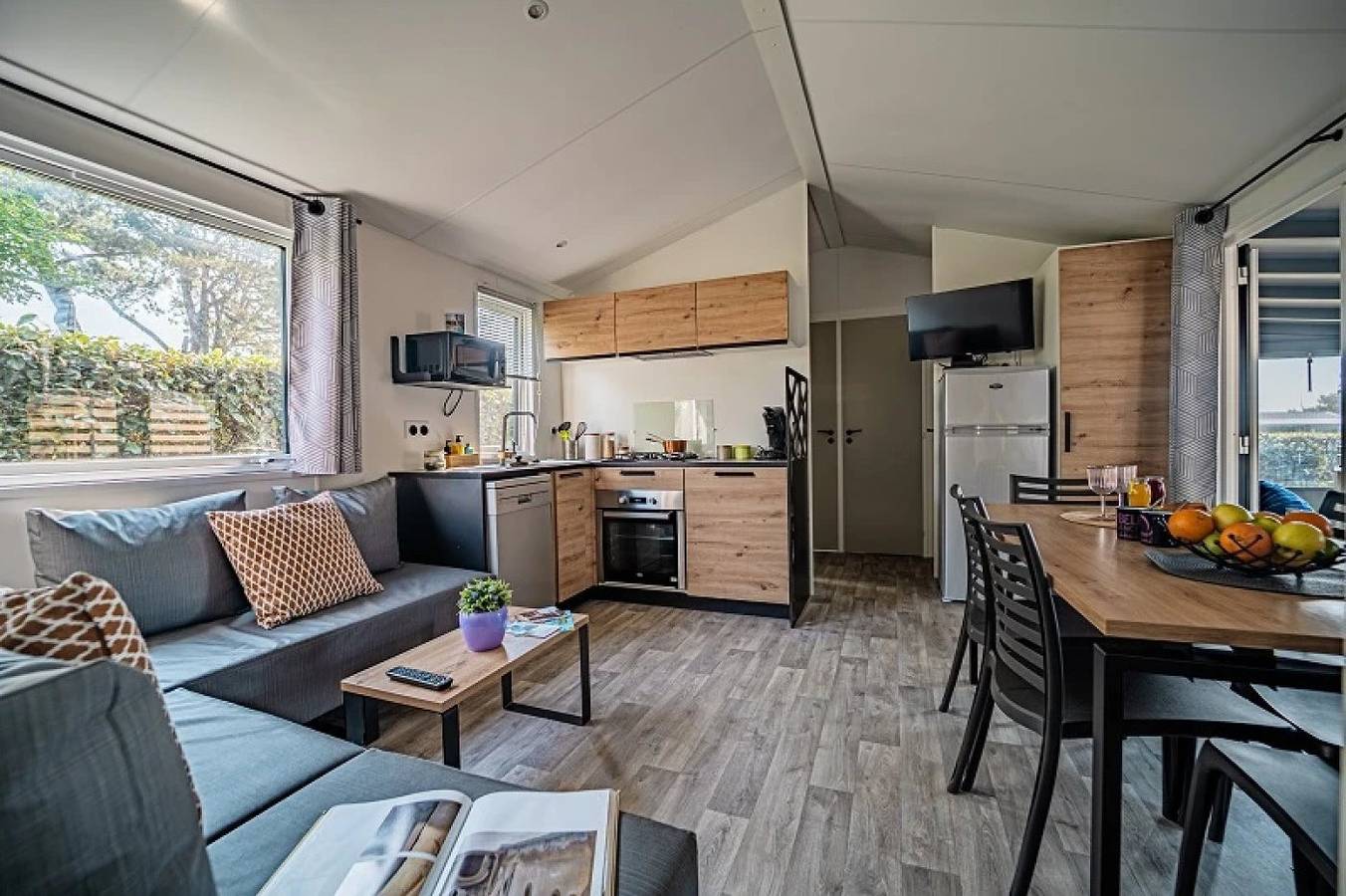 Zecamping 5* familial 1km plage parc aquatique locatif Tv Lv Bbq 36m2 in Brem-sur-Mer, Valle del Loira