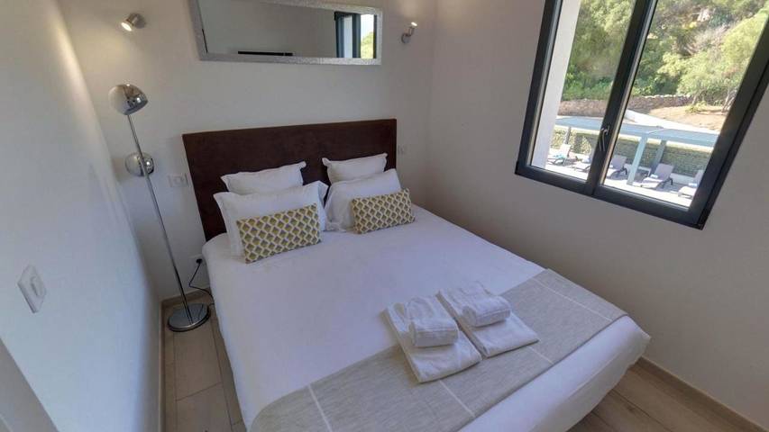 Location de vacances pour 2 personnes, avec jardin et piscine, animaux acceptés à Serra-di-Ferro - 4