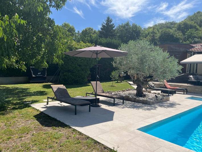 Gîte pour 2 personnes, avec vue et terrasse ainsi que jardin et piscine à Crémieu - 2