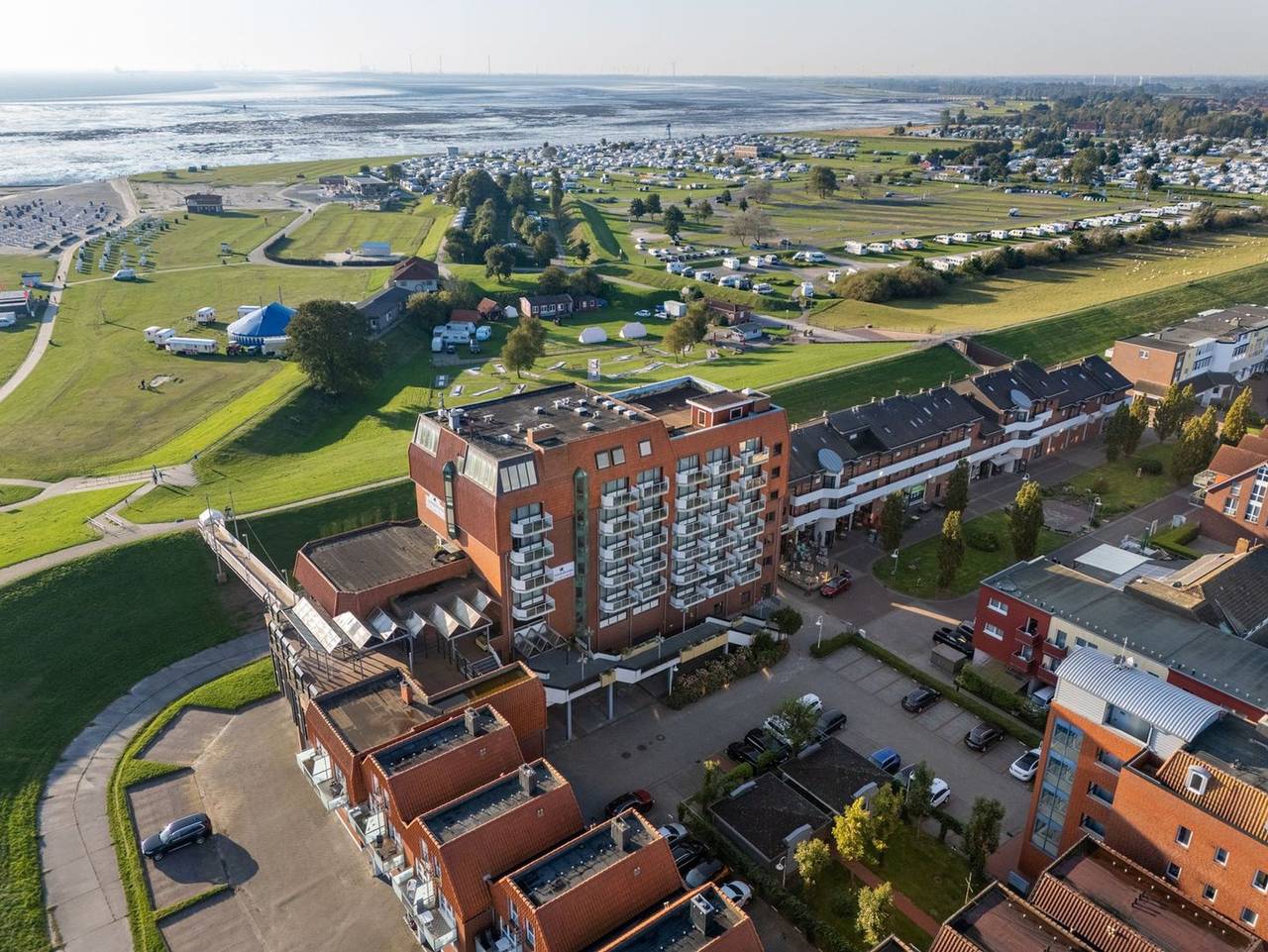 Ganze Ferienwohnung, Hus Strandkieker - Maisonette-Ferienwohnung in Deichlage an der Nordsee inkl. Balkon mit Meerblick in Schillig Strand, Wangerland