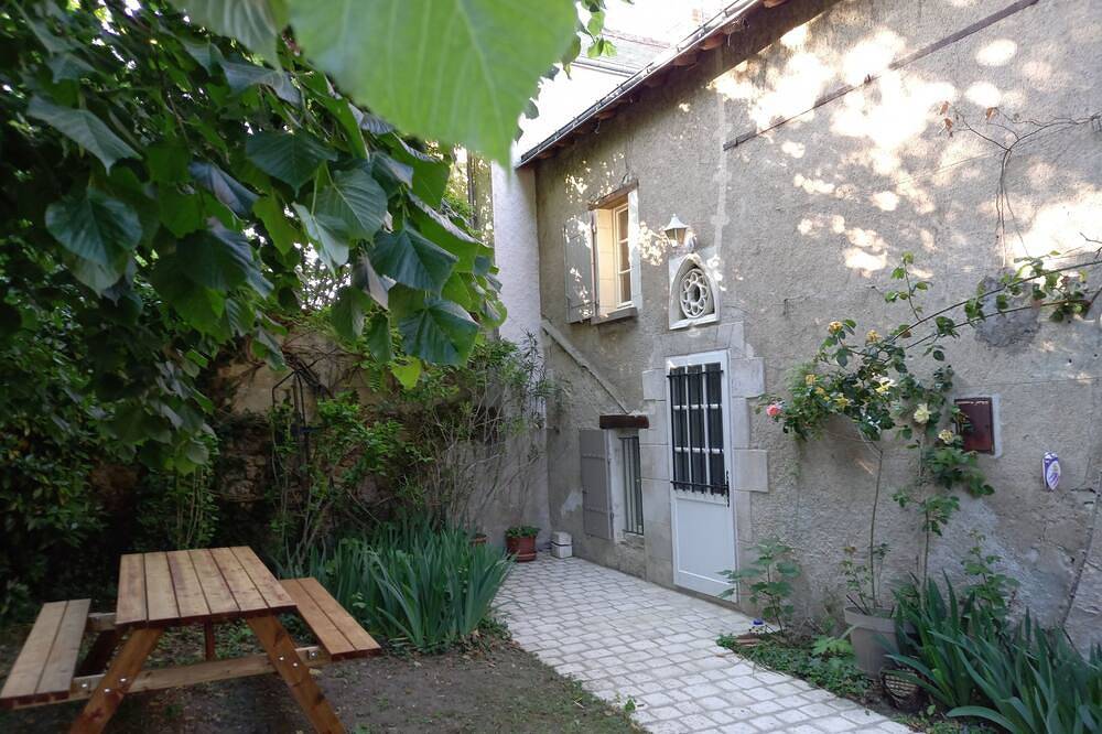 1st floor of a charming Xix house with private enclosed garden in Amboise, Tours region