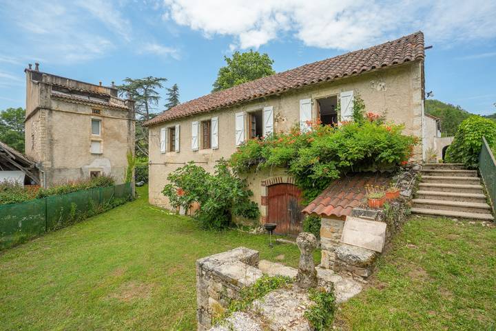 Location de vacances pour 4 personnes, avec Balcon et Terrasse ainsi que Jardin et Piscine à Tour-de-Faure