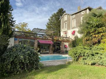 Gîte pour 12 personnes, avec piscine ainsi que jardin et terrasse à Saverdun