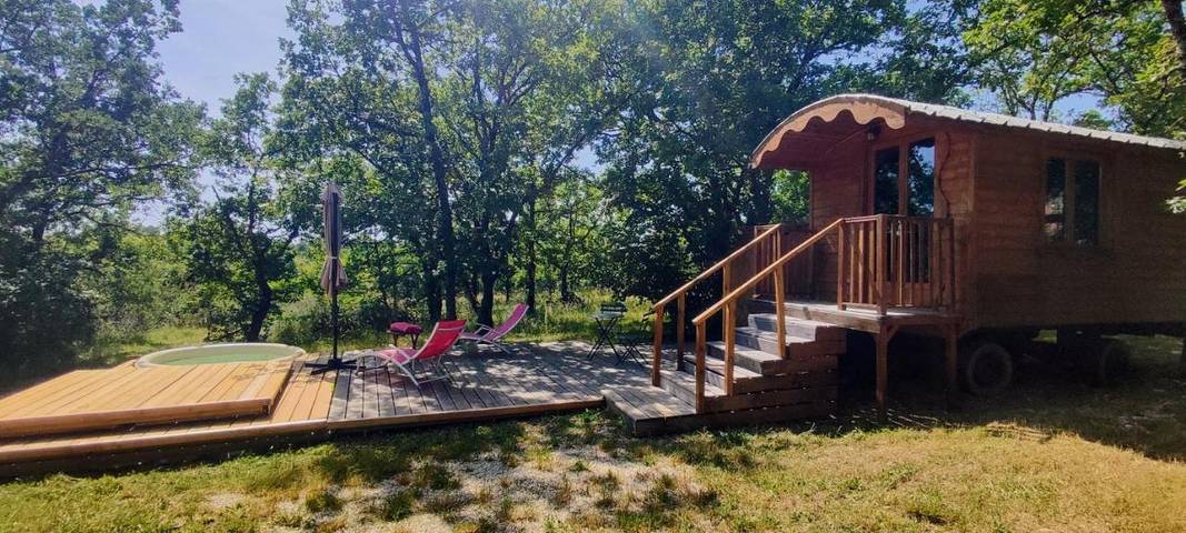 Gîte pour 2 personnes, avec jardin ainsi que jacuzzi et balcon à Carnac-Rouffiac