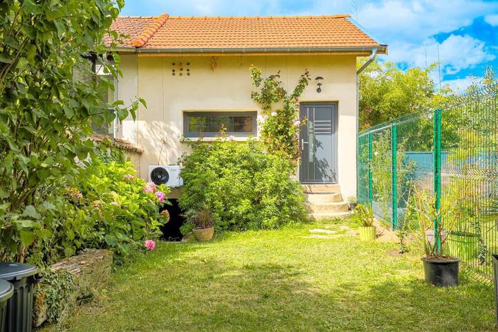 Gîte pour 2 personnes, avec terrasse ainsi que jardin et jacuzzi à Dardilly - 3