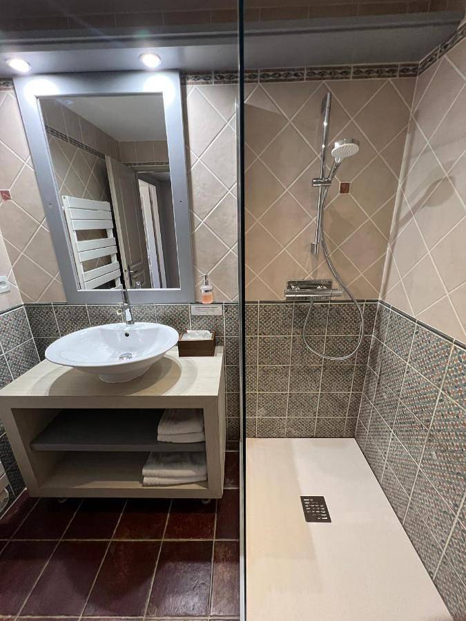 Hôtel pour 2 personnes, avec piscine ainsi que vue et jardin, animaux acceptés à Aragon - 3