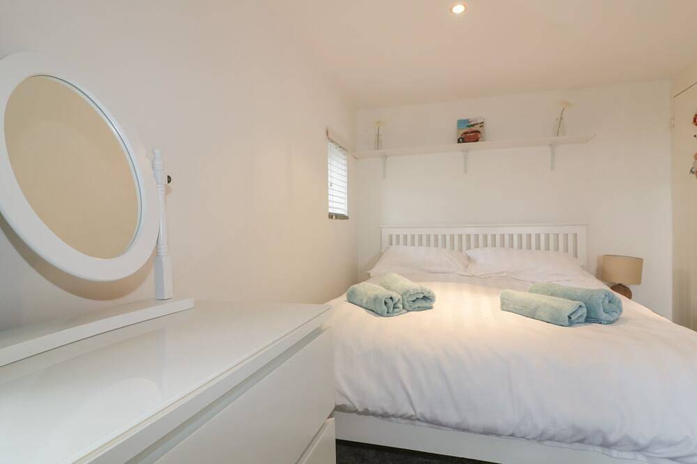 The Blue House, family friendly, with open fire in Tintagel in Tintagel, Pentire Point - Widemouth