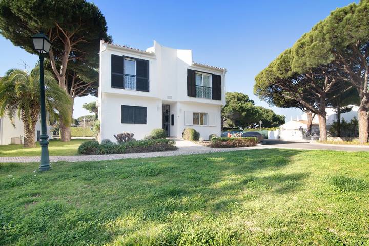 Appartement entier, Appartement 'Bia' avec terrasse privée, Wi-Fi et climatisation in Vale do Lobo, Almancil