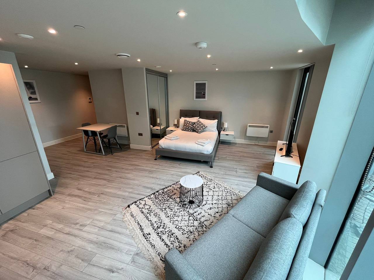 Entire apartment, Modern Studio Apartment for 3 pax, Free Parking in Bracknell, Berkshire