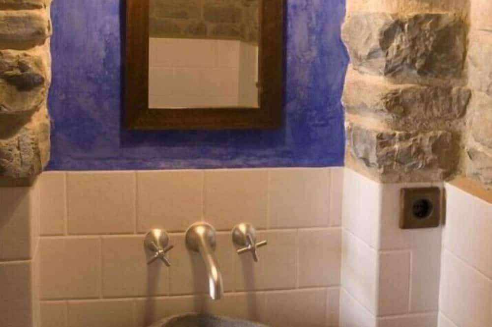 Erstaunlicher Verteidigungsturm aus dem 15. Jahrhundert in der Nähe des Nationalparks Ordesa in Oto, Broto