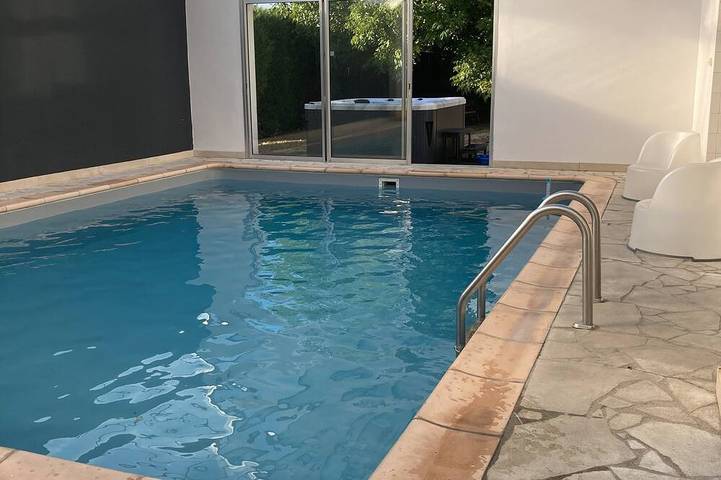 Location de vacances pour 15 personnes, avec Jacuzzi ainsi que Terrasse et Jardin à Belleray