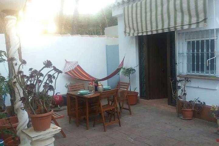 Gîte pour 3 personnes, avec terrasse ainsi que piscine et jardin