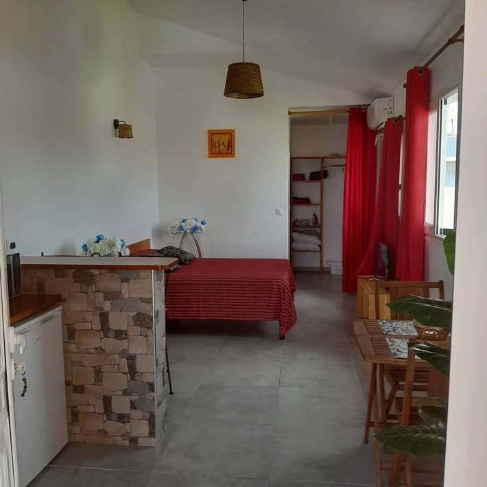 Gîte pour 2 personnes, avec piscine et balcon à Les Abymes