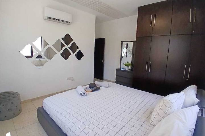 Apartamento entero, Charming 2-bedroom apartment in Larnaca with WiFi and AC in Lárnaca, Distrito de Larnaca