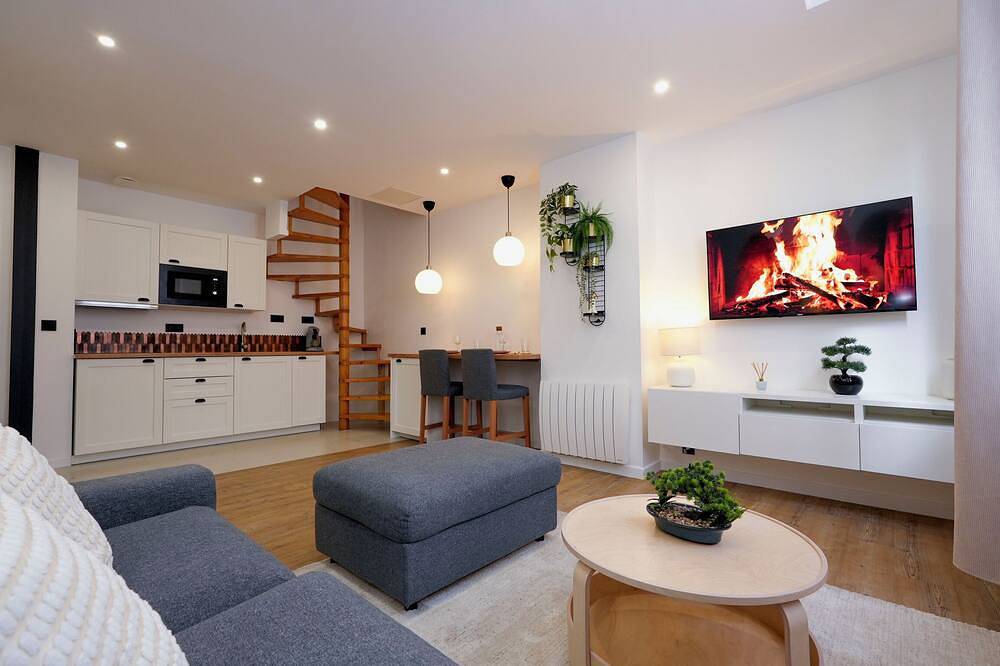 Entire apartment, Triplex loft with Jaccuzi in Le Mans, Sarthe