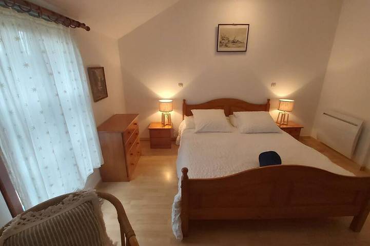 Gîte pour 4 personnes, avec Terrasse ainsi que Jardin et Piscine à Calorguen - 2