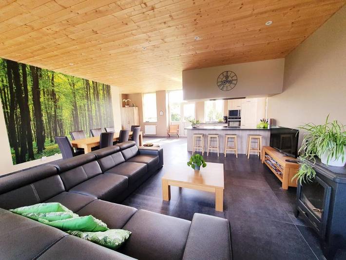Gîte pour 8 personnes, avec jardin et vue dans Custinne