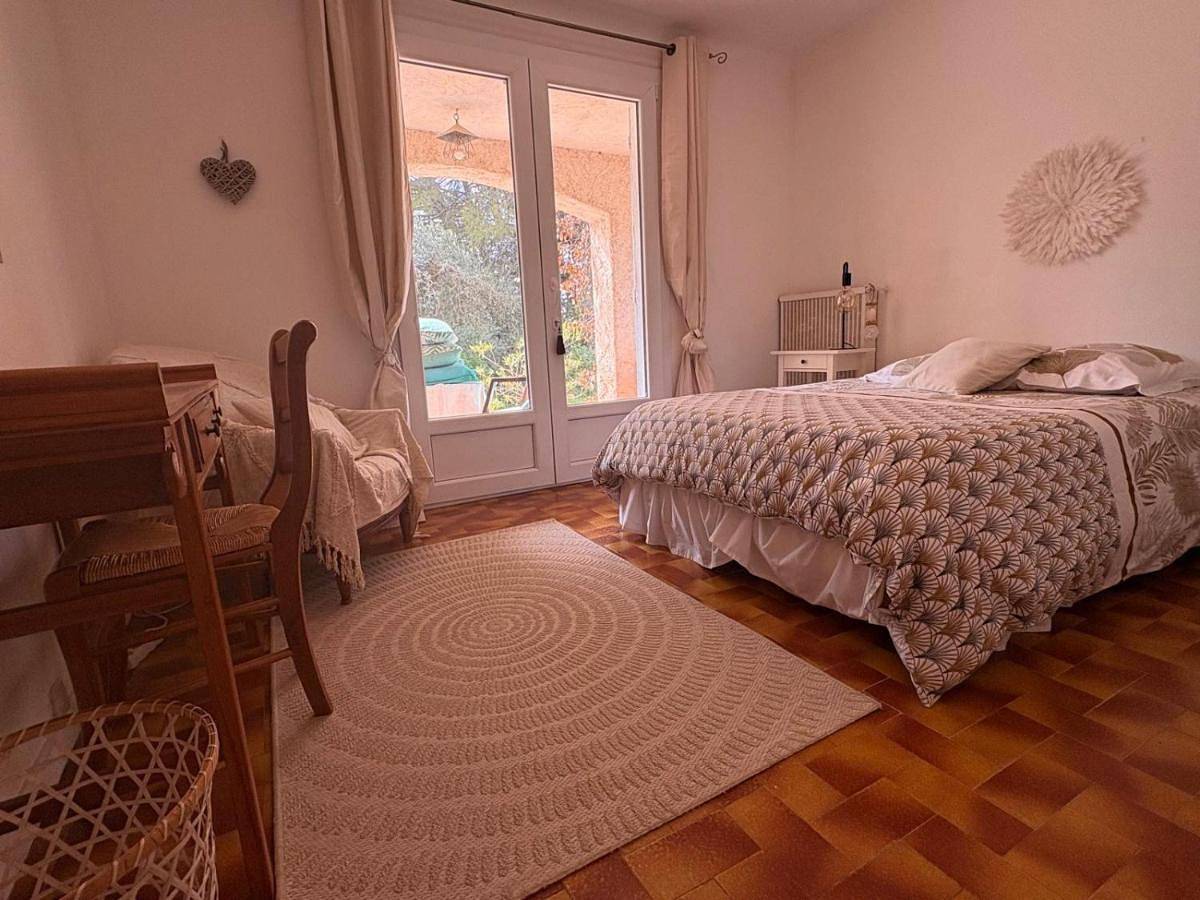 Standard Double Room with Shared Bathroom in Lorgues, Région de Draguignan
