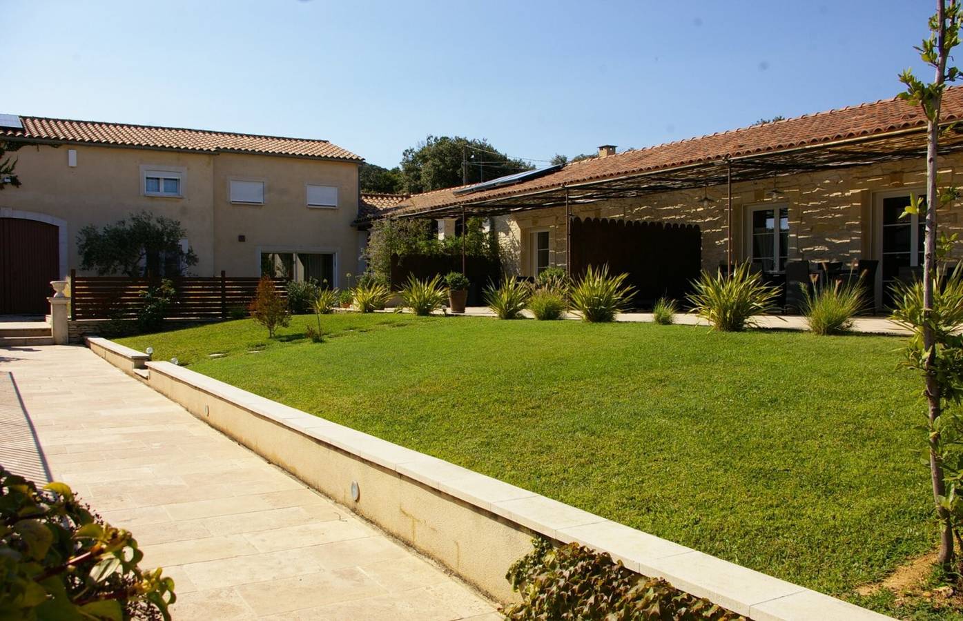 Casa vacacional “Gîte Genêt - Villa Cassandra” con piscina compartida, Wi-Fi y aire acondicionado in Tavel, Region de Nimes