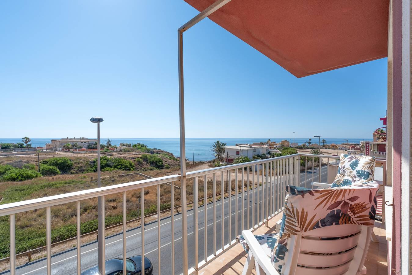 Apartamento entero, Apartamento 'La Cala' con vistas al mar, terraza compartida y Wi-Fi in Las Calas, Torrevieja