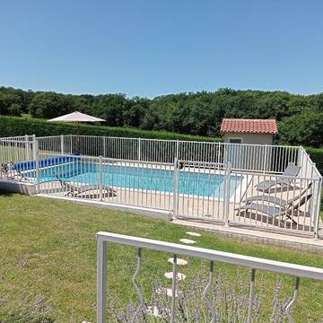 Gîte pour 6 personnes, avec piscine ainsi que vue et jardin à Eyzerac