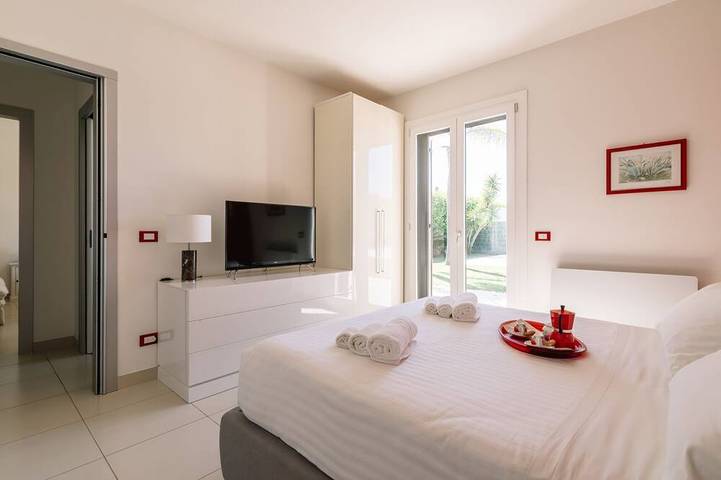 Villa Flora per gruppi e  famiglie, piscina riscaldata, vicino al mare. in Spiaggia di Marina di Ragusa (Ragusa), Ragusa