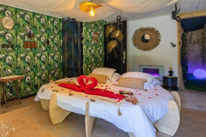 Estudio entero, Le Vésuve – Love Room romántica con jacuzzi, cama redonda king-size cerca de las Antillas de Jonzac in Saint-Genis-de-Saintonge, Región de Jonzac