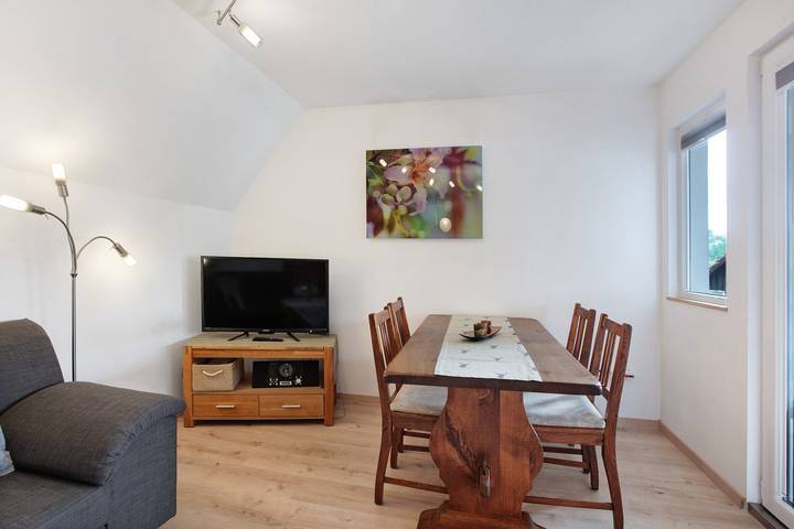 Hel lejlighed, Holiday Apartment 'Am Blumengässle' with Balcony and Wi-Fi in Müllheim, Syd-Sorteskoven