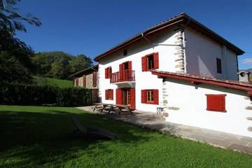 Location de vacances pour 12 personnes, avec jacuzzi ainsi que jardin et balcon à Saint-Étienne-de-Baïgorry