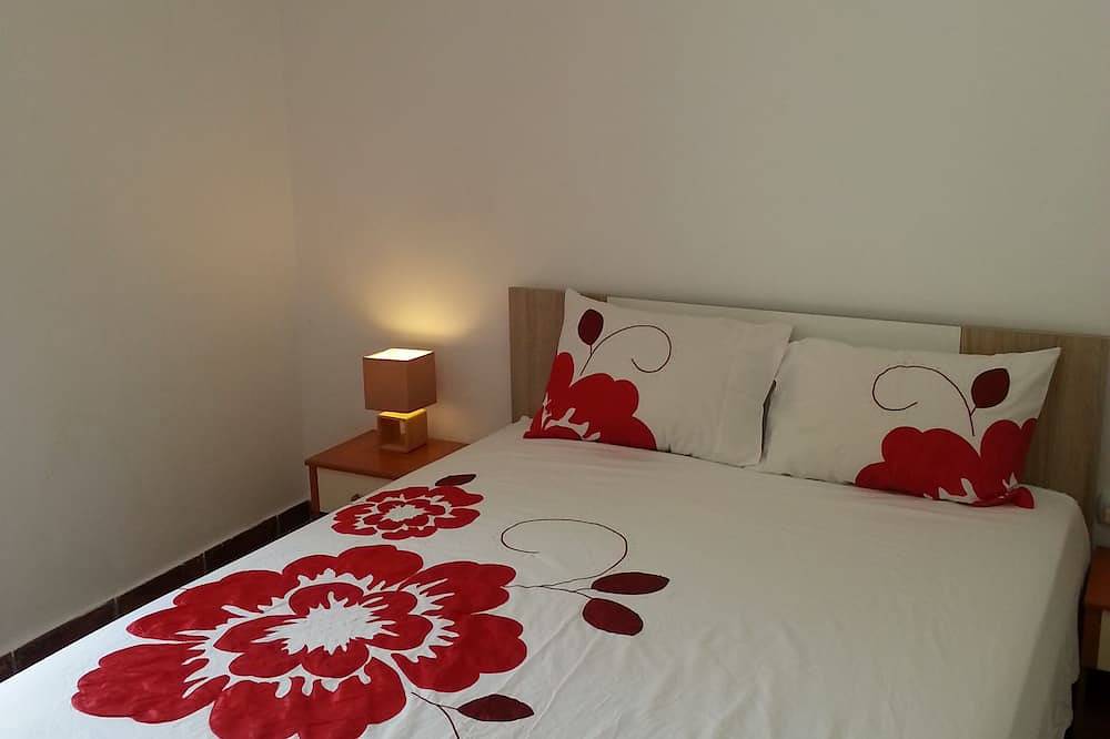 Apartment in Hanglage mit herrlichem Blick auf Meer und Berge, Meer 2 km, Pool in Opština Kotor