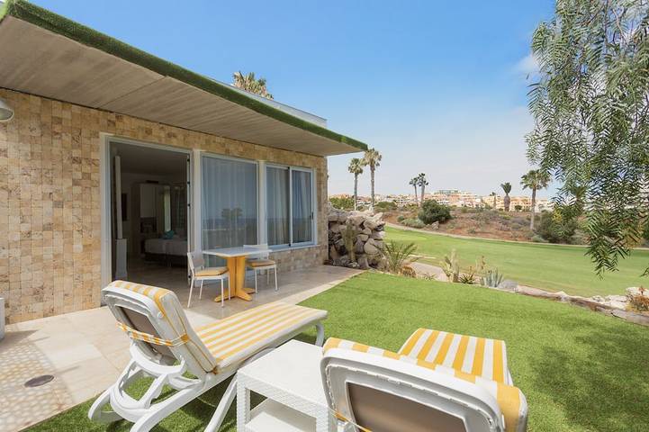 Holiday rental for 3 people, with pool and garden in Amarilla Golf