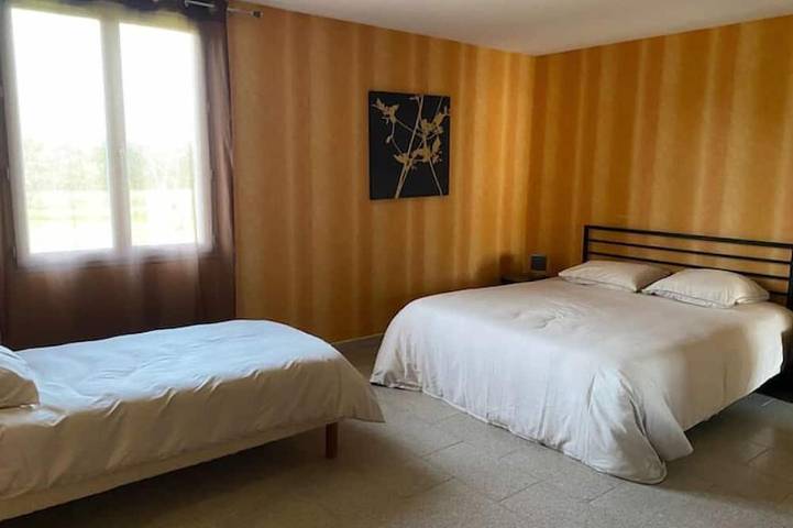 Location de vacances pour 50 personnes, avec jardin dans Belleville-en-Beaujolais - 2