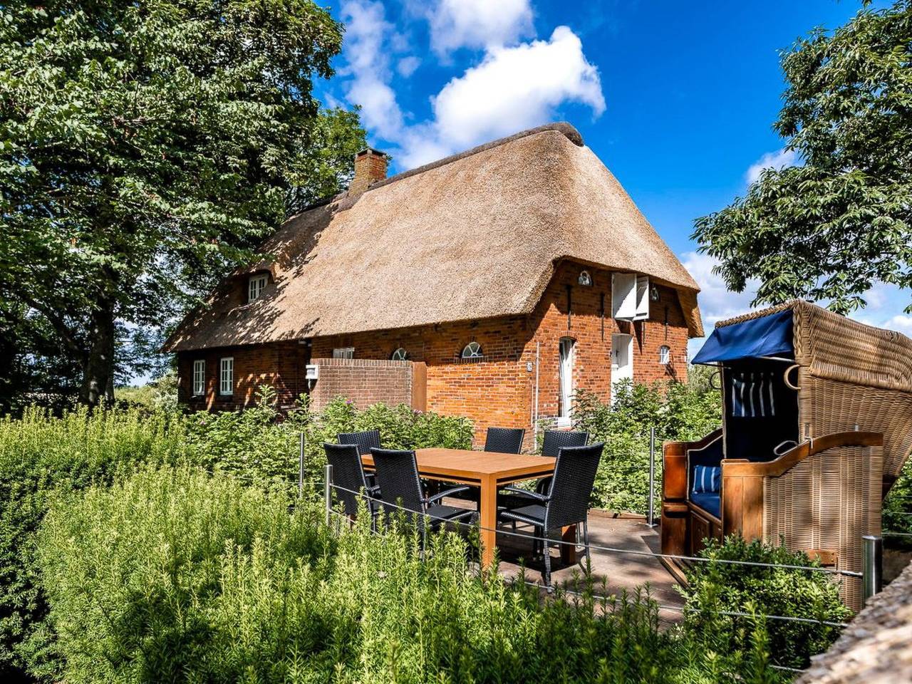 Reetdachhaus inmitten von Wiesen und Feldern in Emmelsbüll-Horsbüll, Nordfriesland