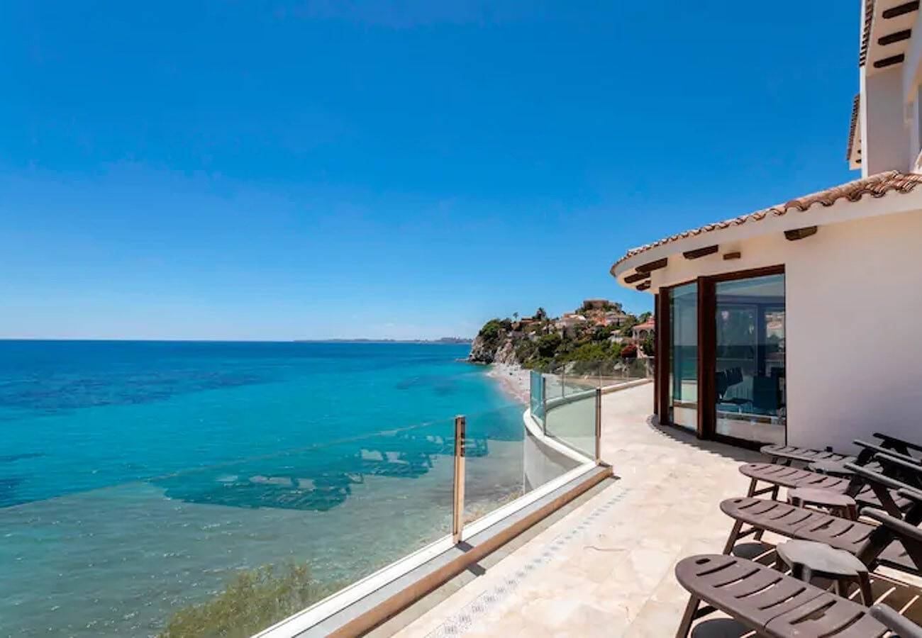 Villa Irene aan zee met direct toegang tot het water in El Campello, Costa Blanca