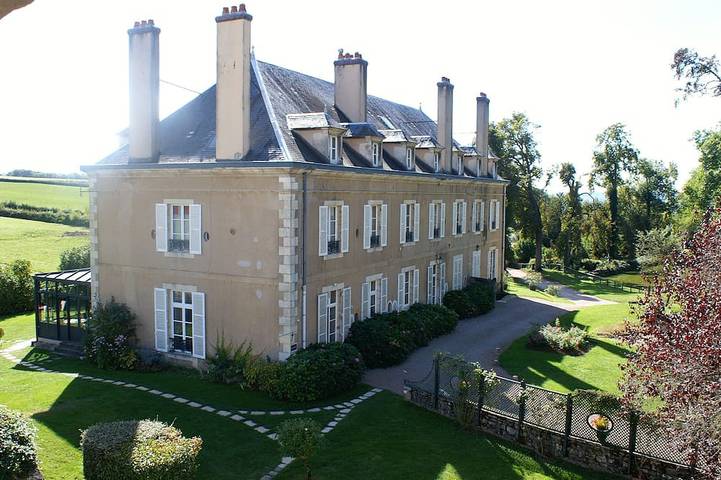 Gîte pour 34 personnes, avec Jardin et Piscine à Étaule