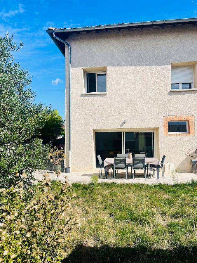 Appartement de vacances pour 4 personnes, avec jardin ainsi que terrasse et piscine