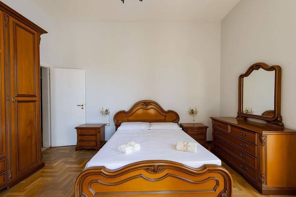 Ganze Wohnung, Large apartment of 130sqm located on the third floor of a building with elevator (4 steps to access), ideal for 4 people.The accommodation is located in a strategic area, served by all services: bars, restaurants, supermarkets and pharmacy. Just 10 min w in Pescara, Pescara Provinz