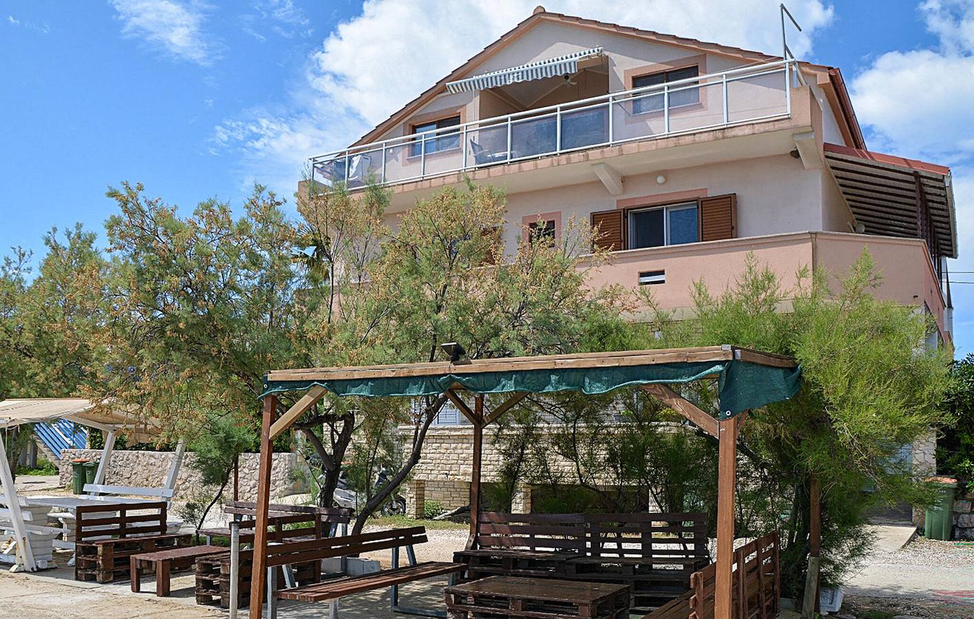 Ganze Ferienwohnung, Gemütliche Ferienwohnung mit Terrasse, 2 km zur Küste und zum Stadtzentrum – Parkplatz inklusive in Nevidane, Pasman