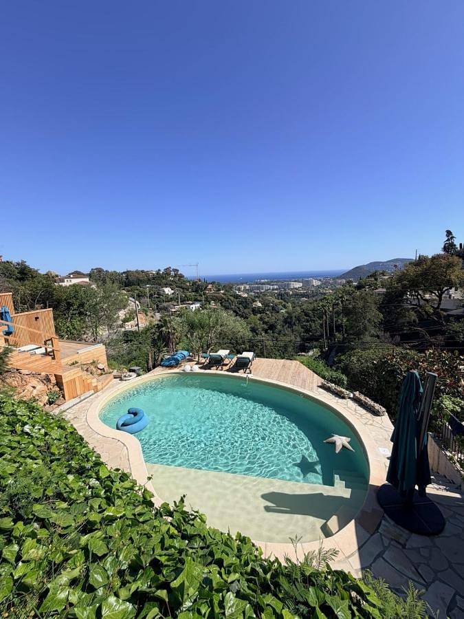Fantastic villa in the bay of Cannes, 5 minutes from the beach - with private pool in Mandelieu-la-Napoule, Massif de l'Esterel