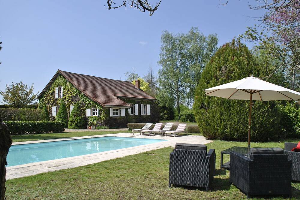 Villa in Charrin an der Loire mit Pool in Charrin, Nièvre