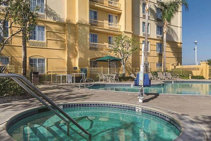 Hotel for 2 people, with hot tub and pool in Ontario (CA)