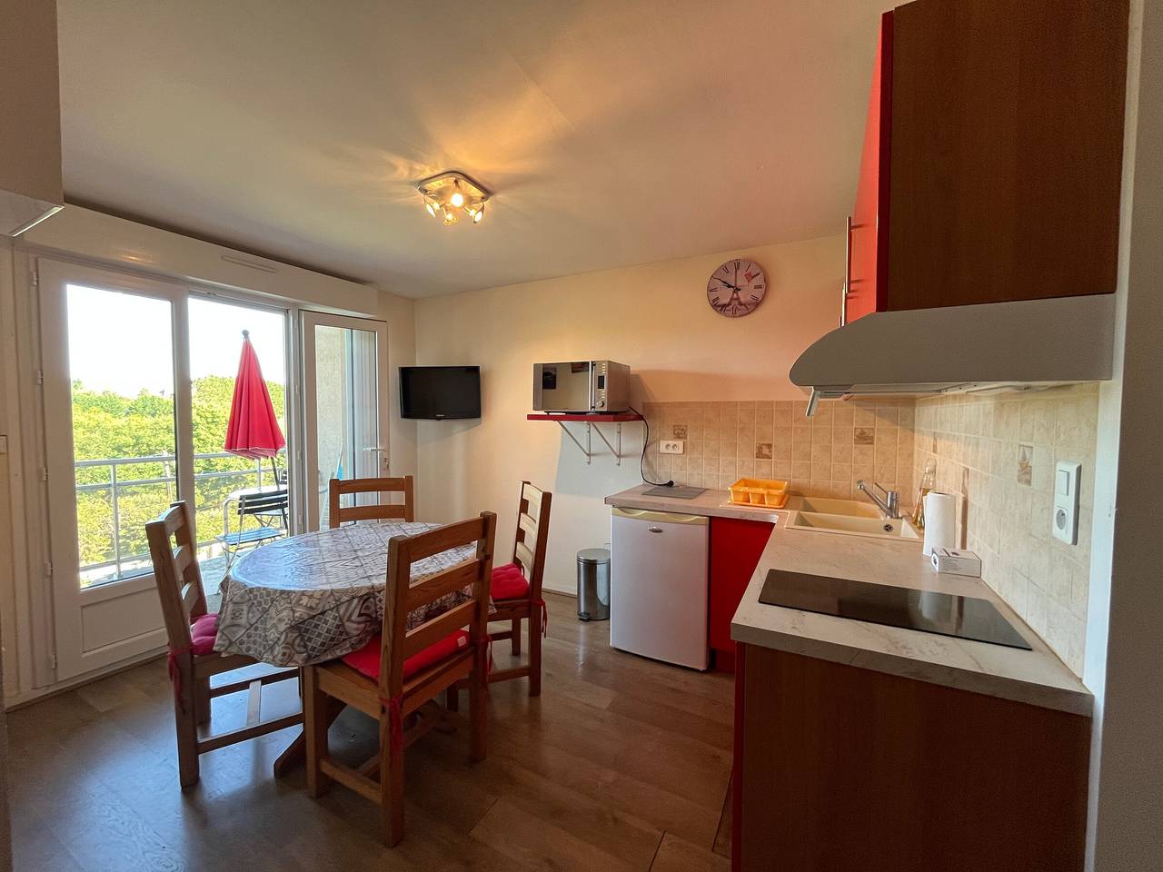 Ganze Wohnung, T2 mit Terrasse und Wi-Fi, nahe Thermes du Connétable in La Roche-Posay, Vienne