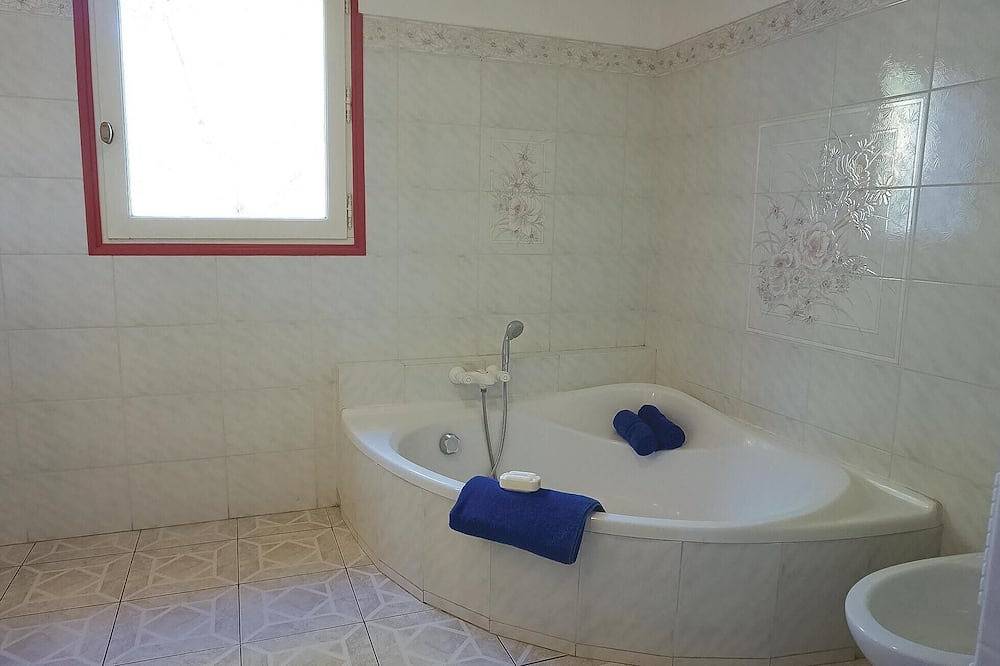 4 bedroom awesome home in Roquebrun in Roquebrun, Béziers region