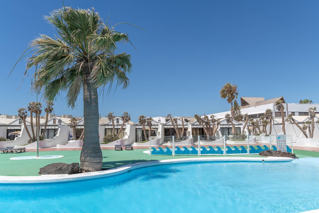 Entire apartment, Vacation Apartment 'Palmeras 32' with Shared Pool, Private Terrace and Shared Garden in Costa Teguise, Teguise