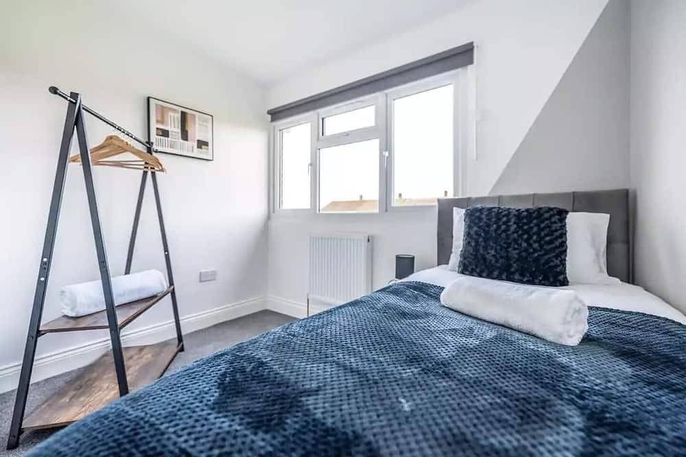 Stylish 3Br | Free Parking | Near Windsor & M4 in Slough, Berkshire