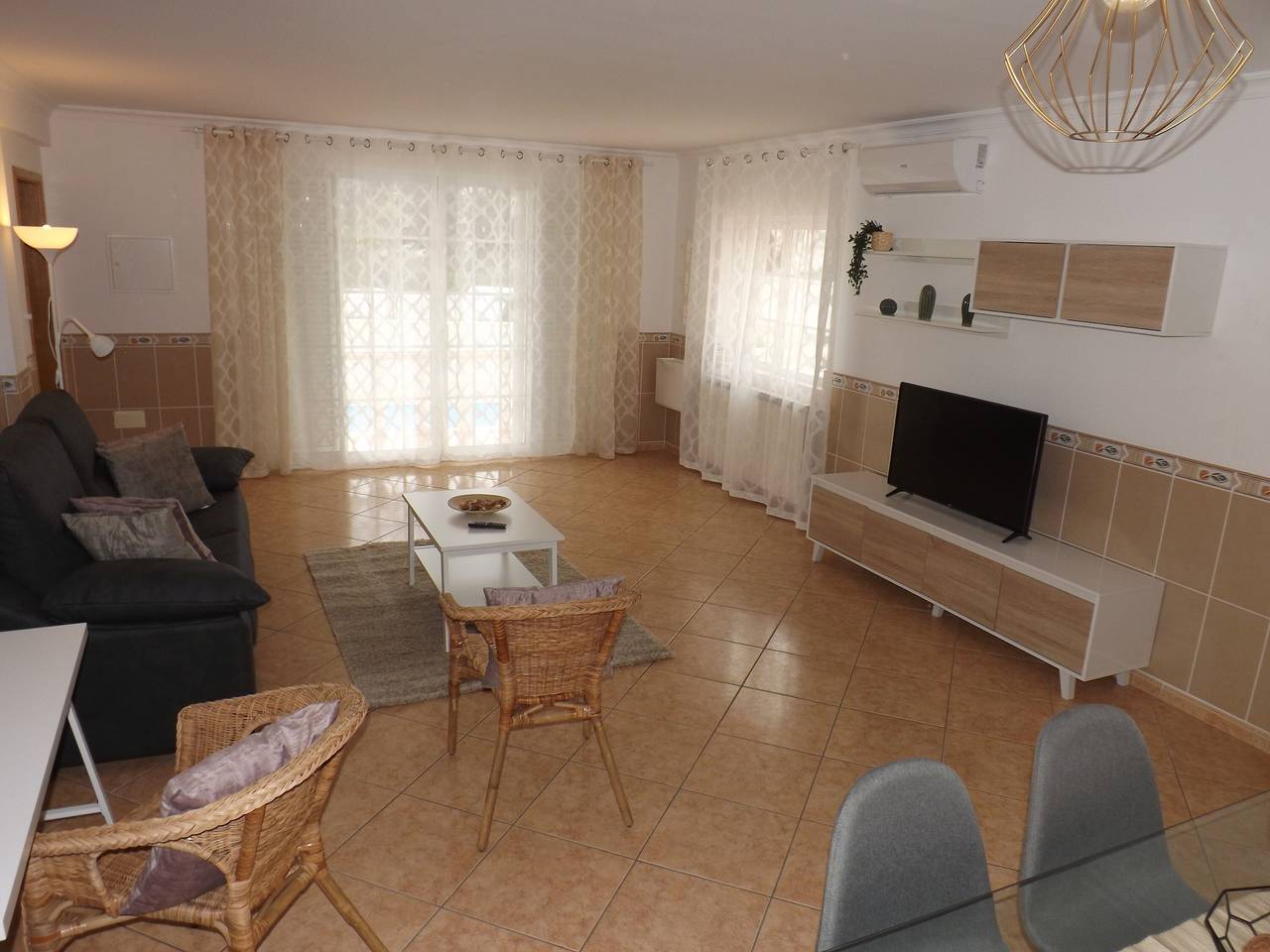 Entire apartment, 'Sunny Poolview' Apartment with Shared Pool, Wi-Fi, and Air Conditioning in Albufeira, Faro District